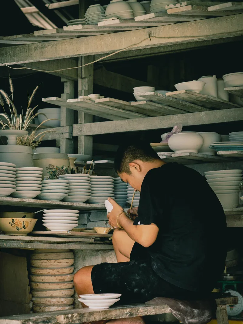 Thợ trẻ làm việc trong xưởng gốm