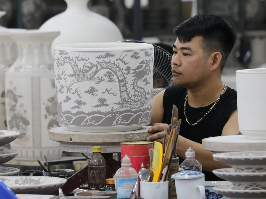 Thợ vẽ hoa văn lên bình gốm ở Quảng Ngãi